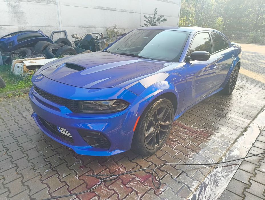 Dodge Charger 3,6 V6 4x4 sporo dodatków GAZ 130 Litrów