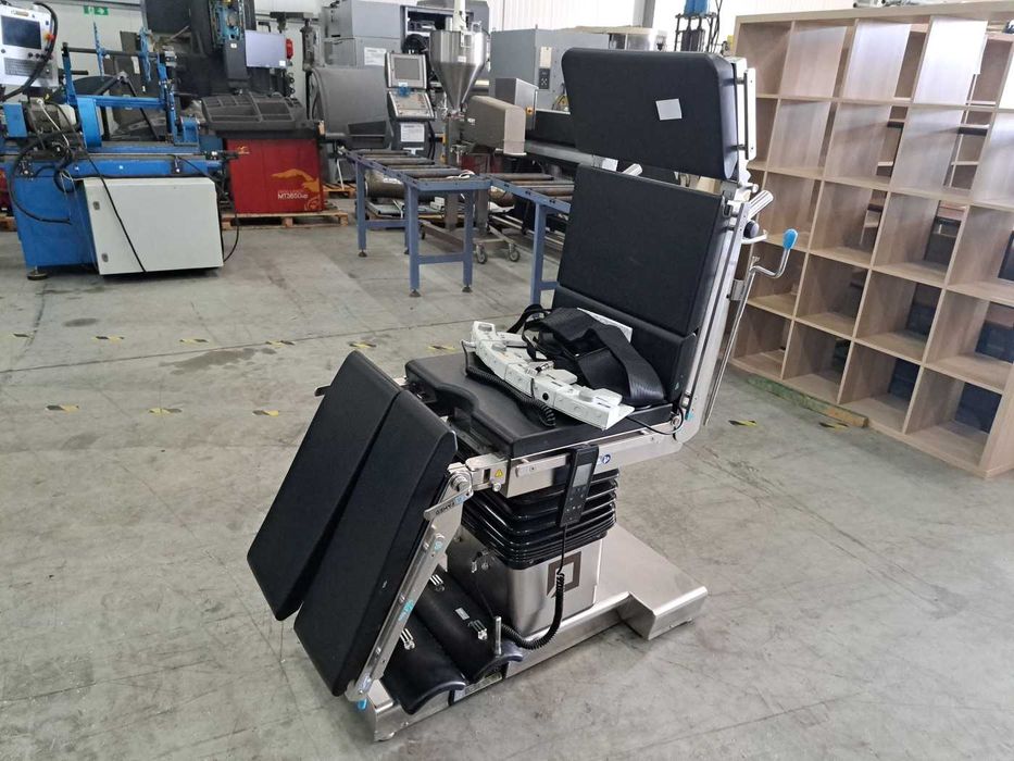 Pięciosegmentowy stół operacyjny z pasami i sterownikiem FAMED SU-03