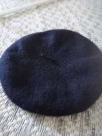 Czarny beret Mango z antenka