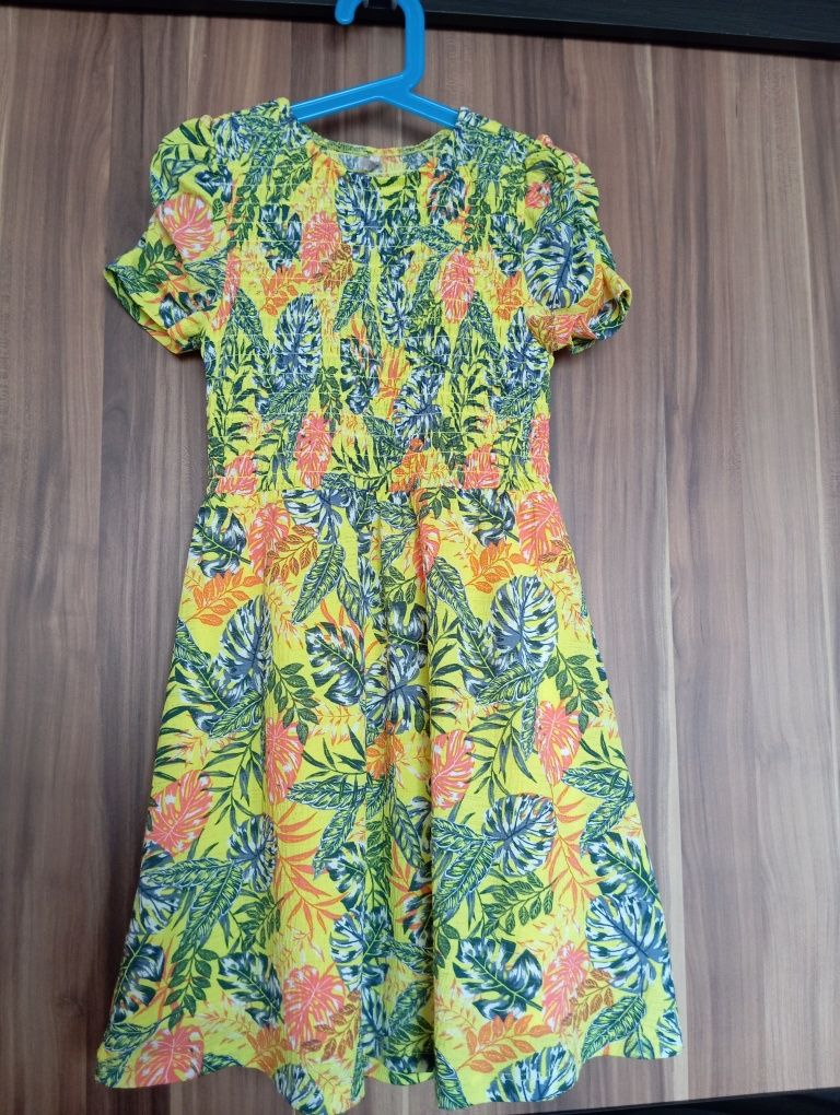Kolorowa sukienka na lato marszczona w liście r. 122-128 cm