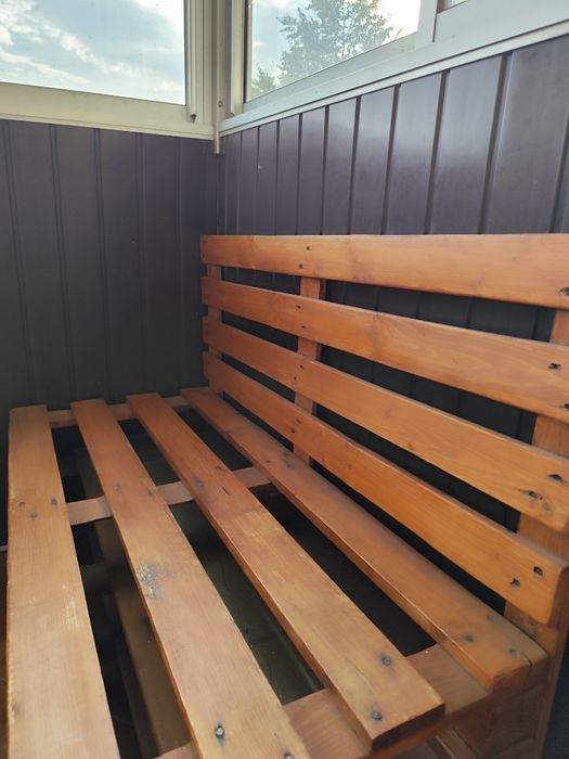 Ławka z palet do ogrodu na taras, balkon