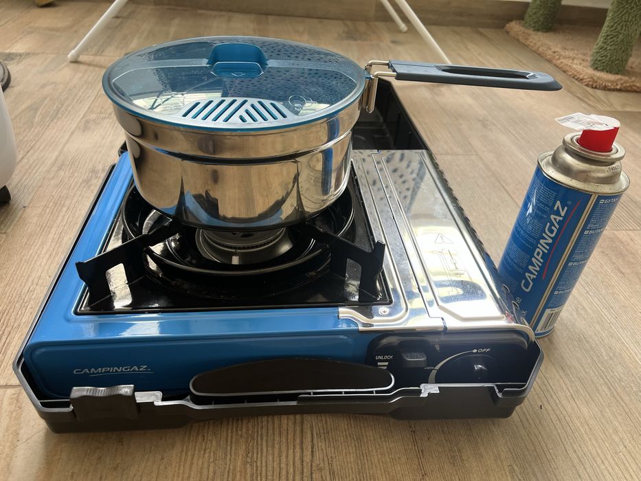 Conjunto fogareiro Campingaz e tacho com pratos e talheres