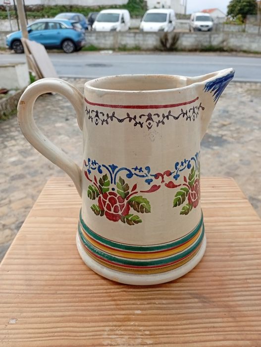 Jarro em faiança portuguesa