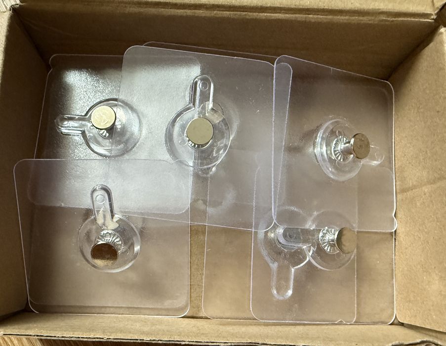 Клейкі пластини для підвішування поличок на гвинти