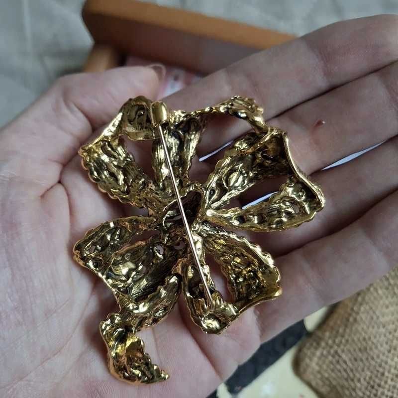 Spektakularna pozłacana broszka wymiary 8 cm x 6 cm