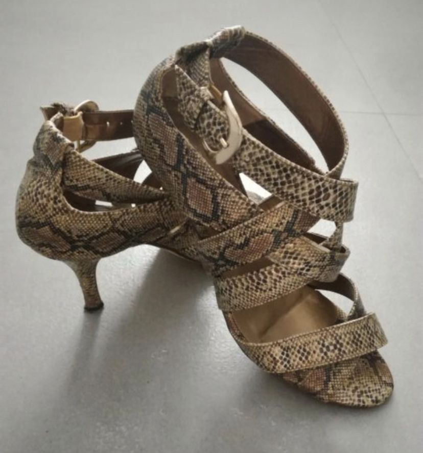 Buty w modnym wężowym wzorze