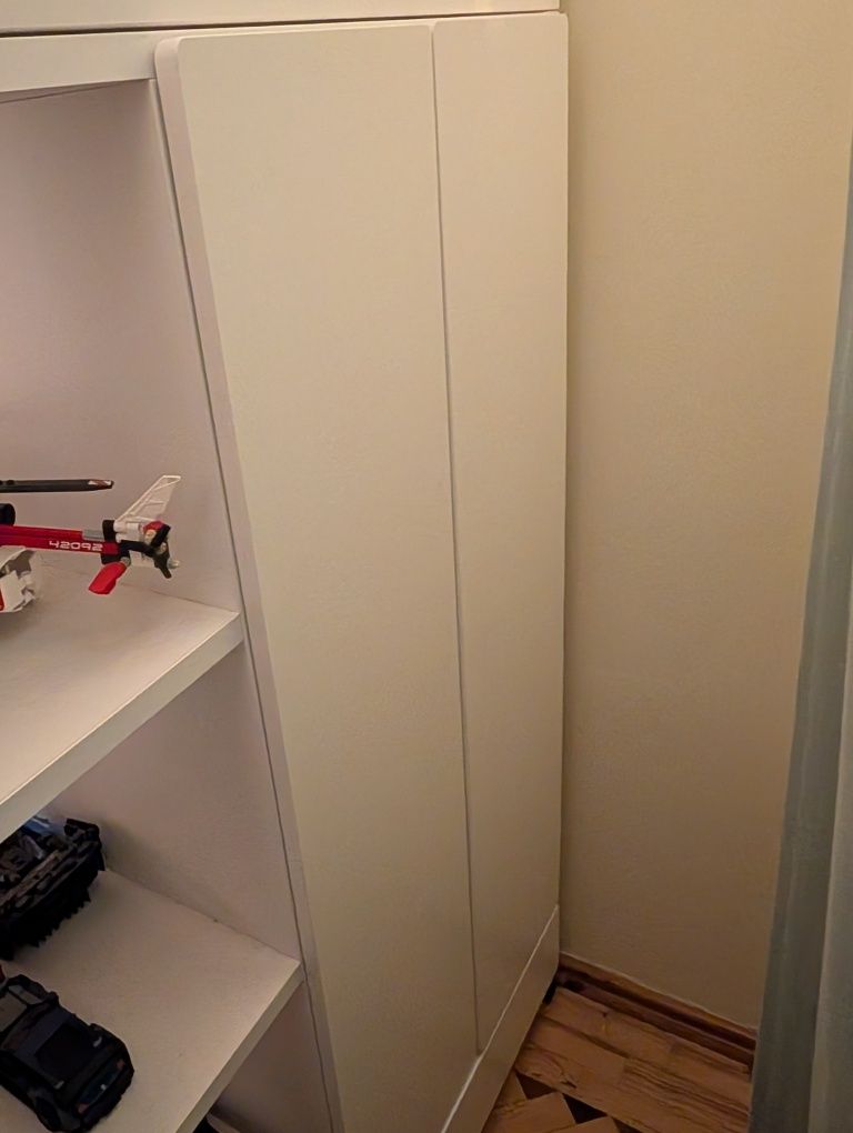 Cama alta Ikea com secretária, gavetas e roupeiro.