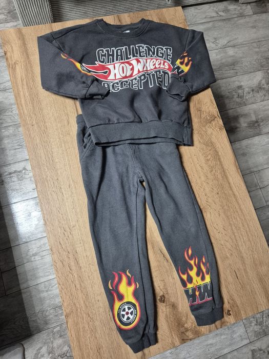 Dres chłopięcy komplet bluza spodnie Hot Wheels Sinsay rozmiar 122