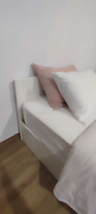 Cama solteiro lacada em branco com colchão