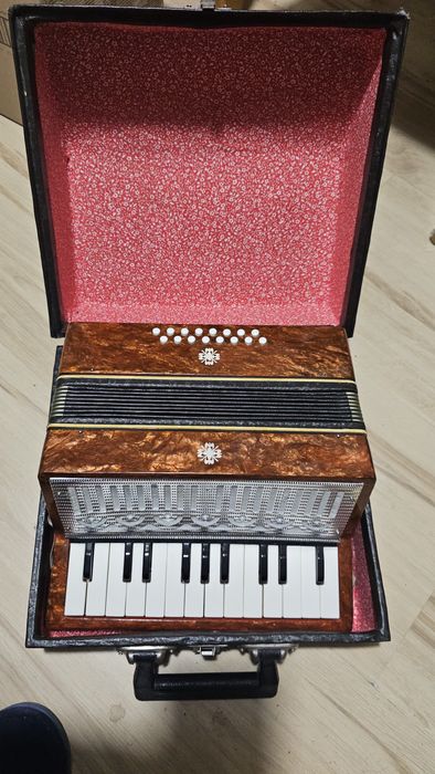 Rosyjski zabytkowy mały akordeon 16 basowy