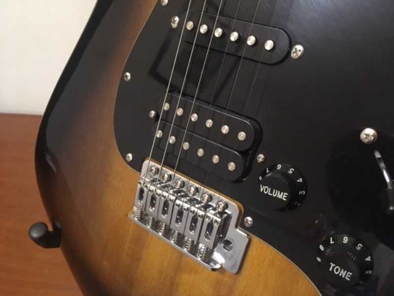Guitarra e amplificador de qualidade em estado novo