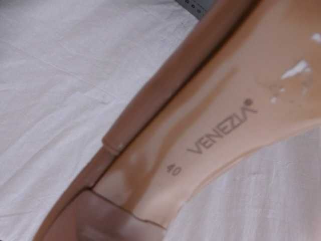 Venezia skórzane beżowe szpilki szpic sandały lakierki 40
