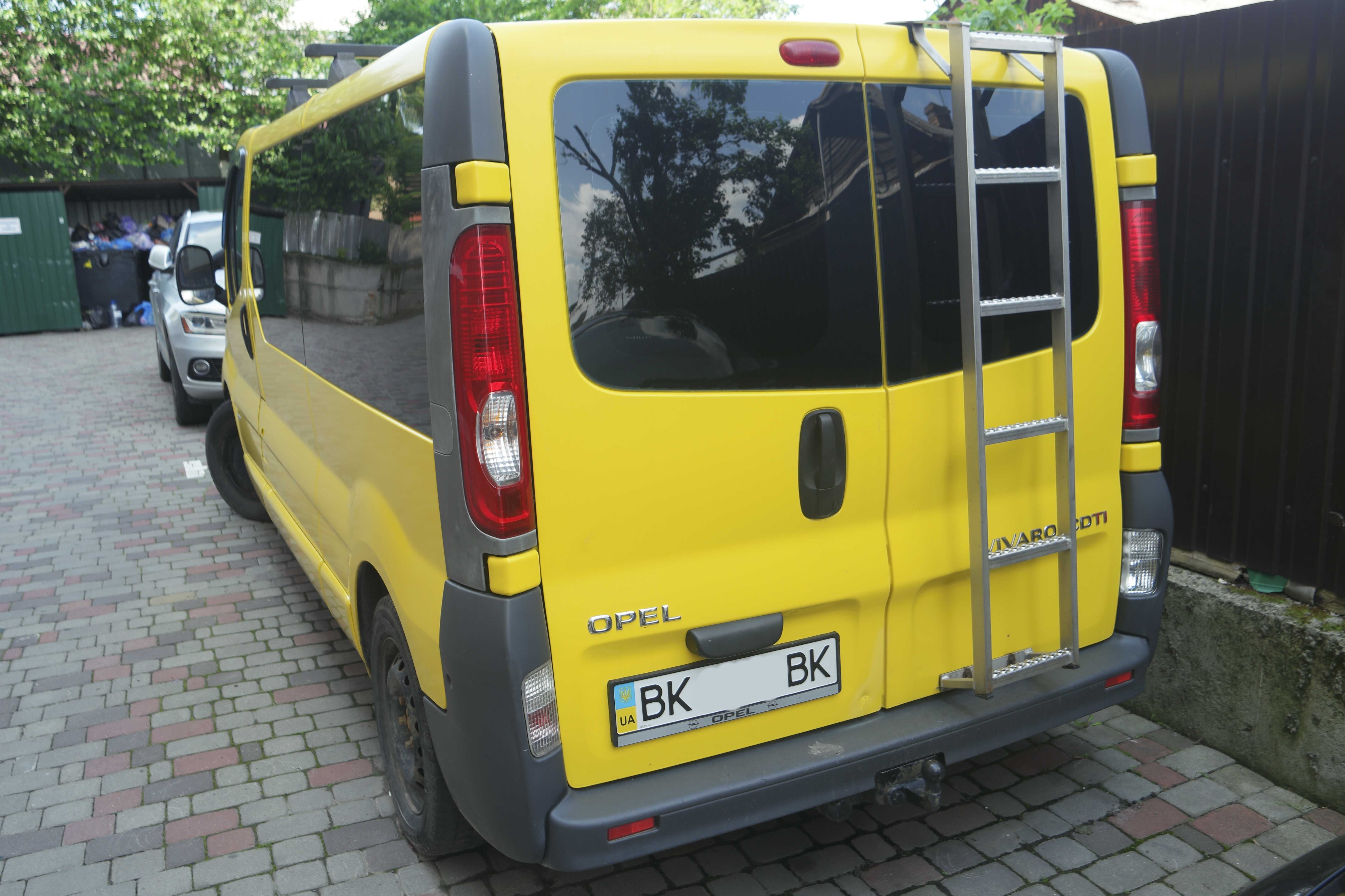 Мінівен Opel Vivaro 2.0 пасажирський 8+1  2007р.