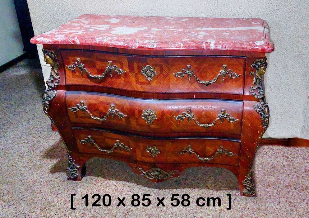 Comoda  em madeira Estilo Luiz xv  Tampo  de Mármore