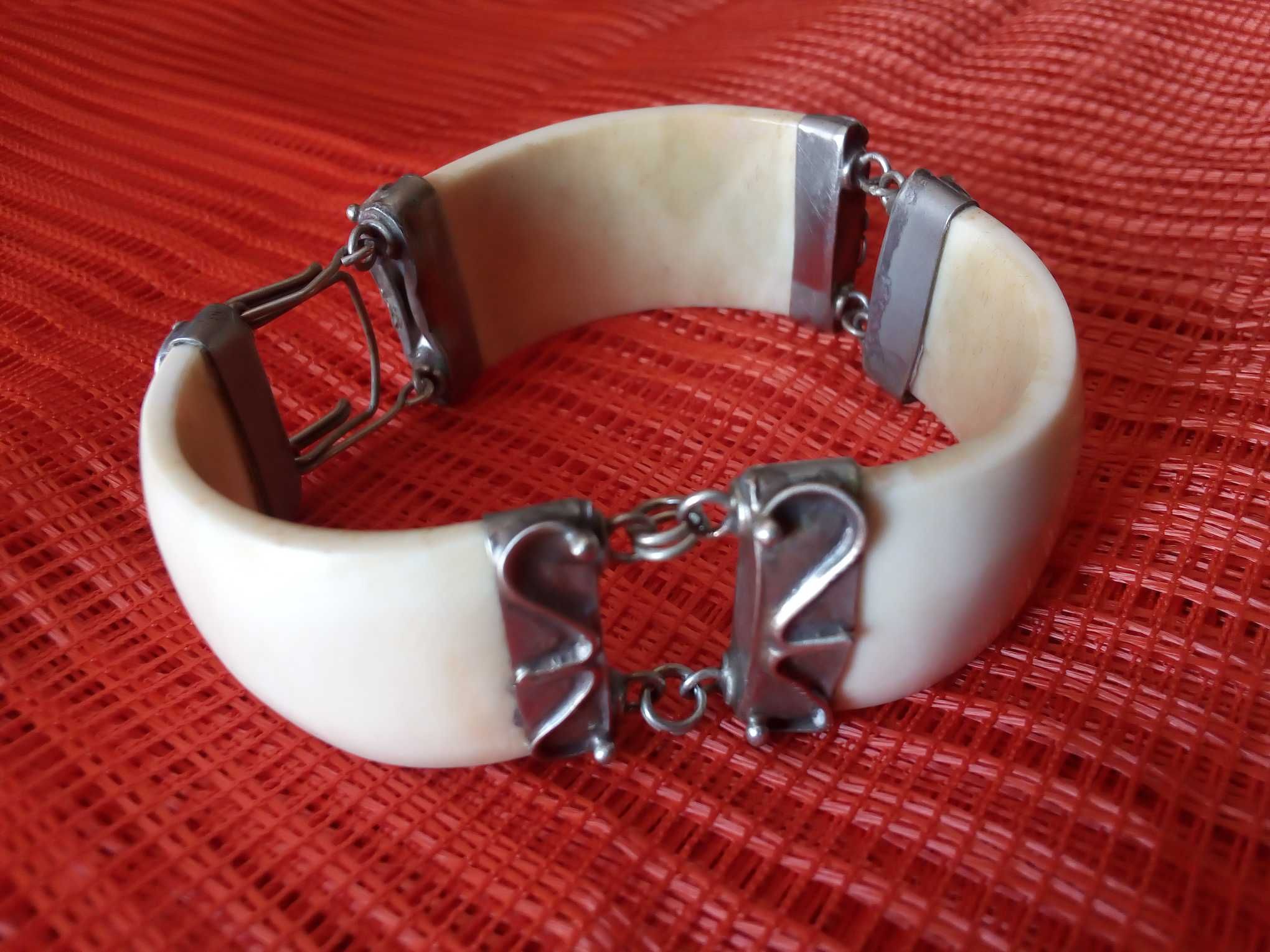 Pulseira antiga em osso e metal trabalhado