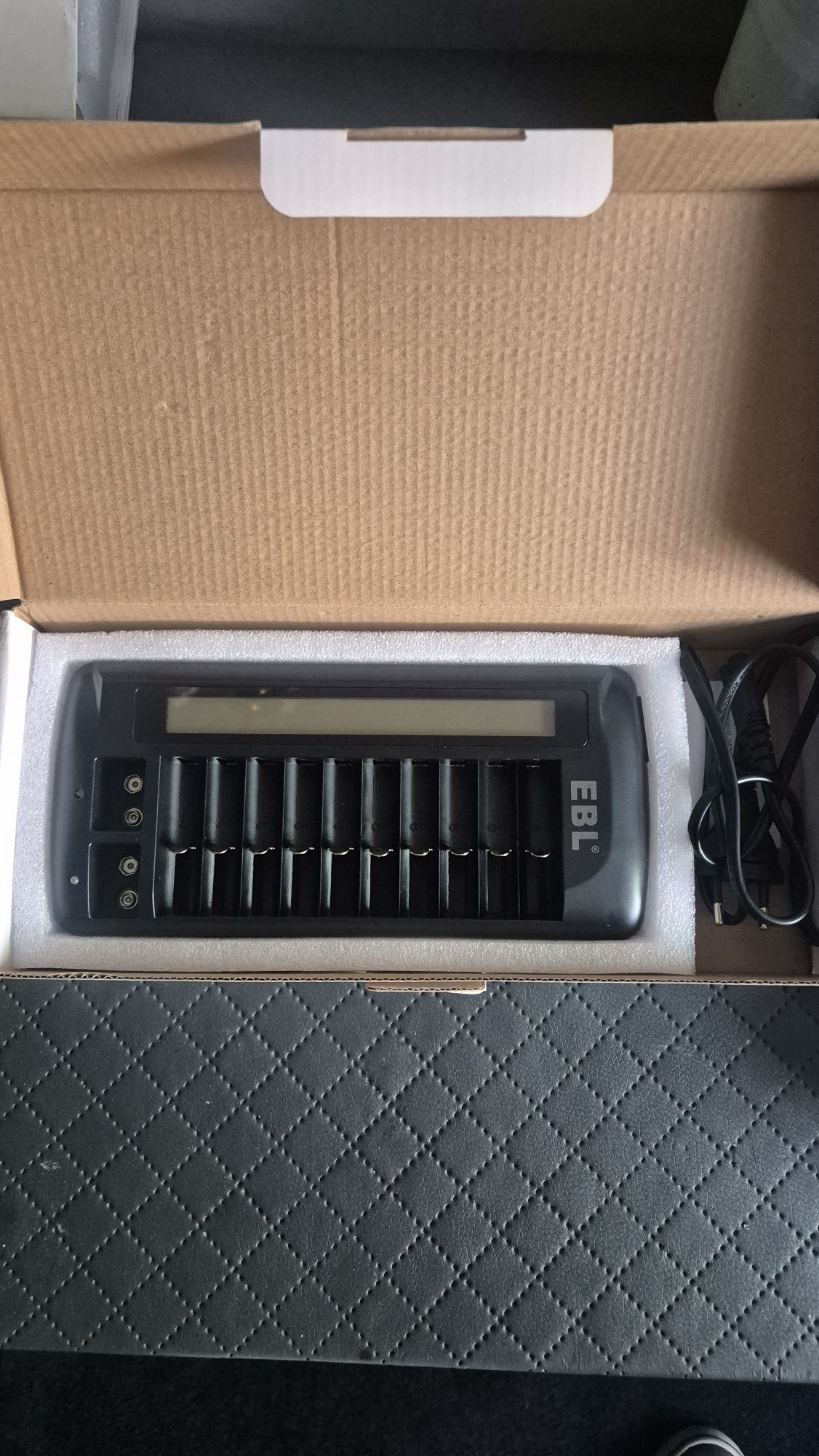 Ładowarka do akumulatorów bateri EBL-999 12 przegródek LCD