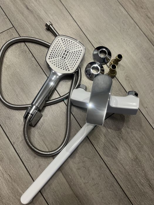 Сучасний змішувач Mixxus Euro для ванни, білий/хром, з лійкою