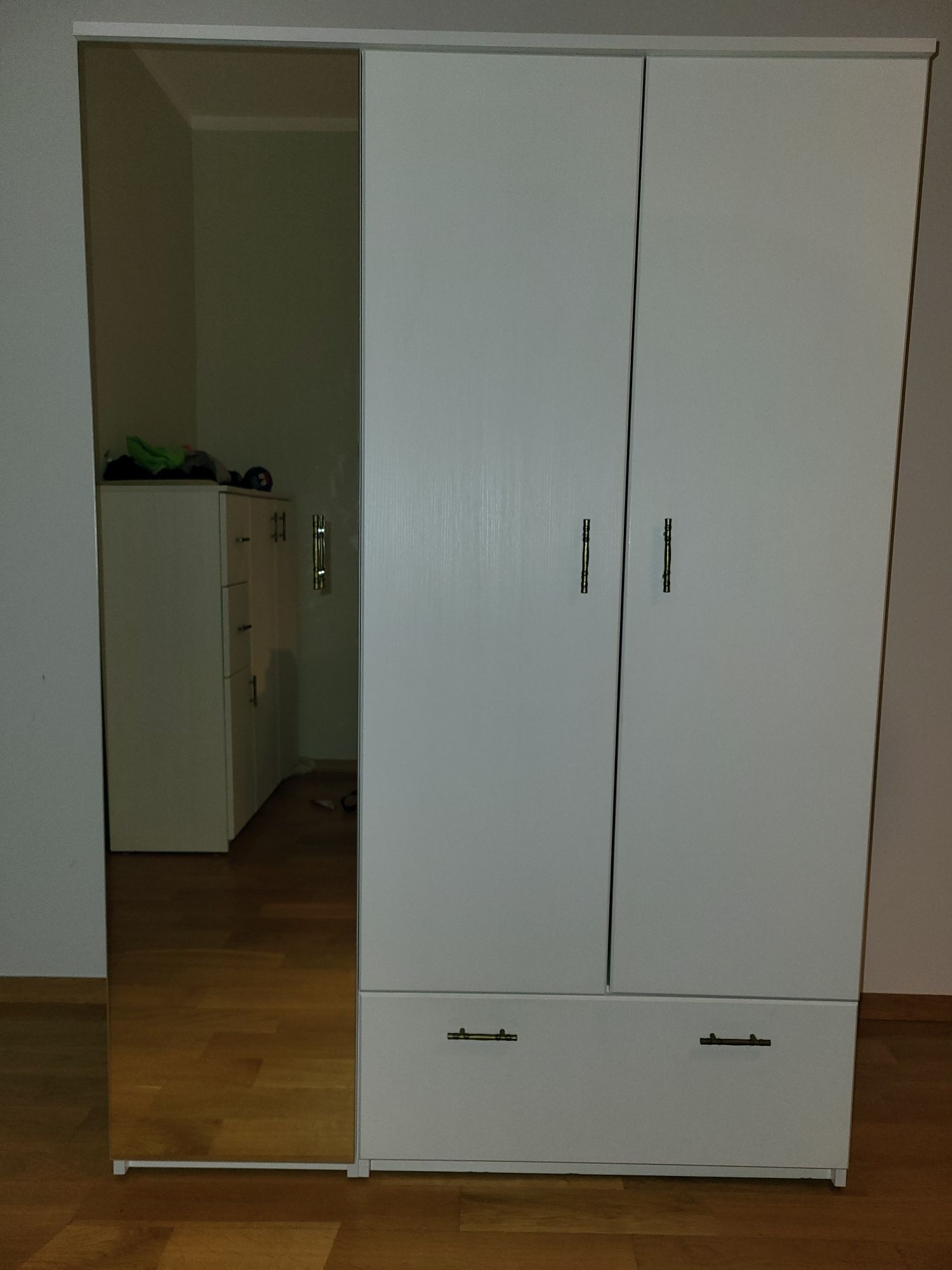 Sprzedam szafę białą trzydrzwiową