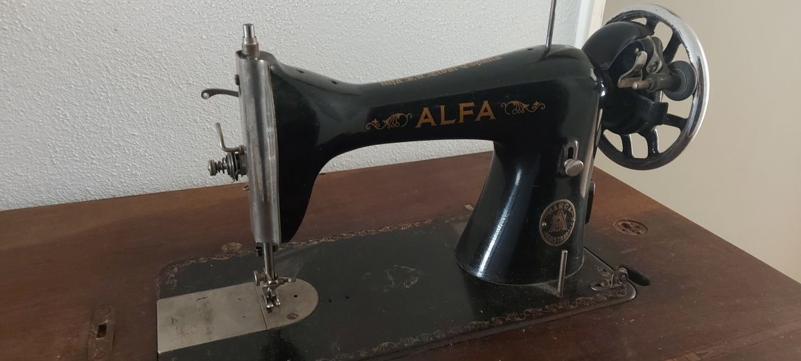 Maquina de costura antiga Alfa