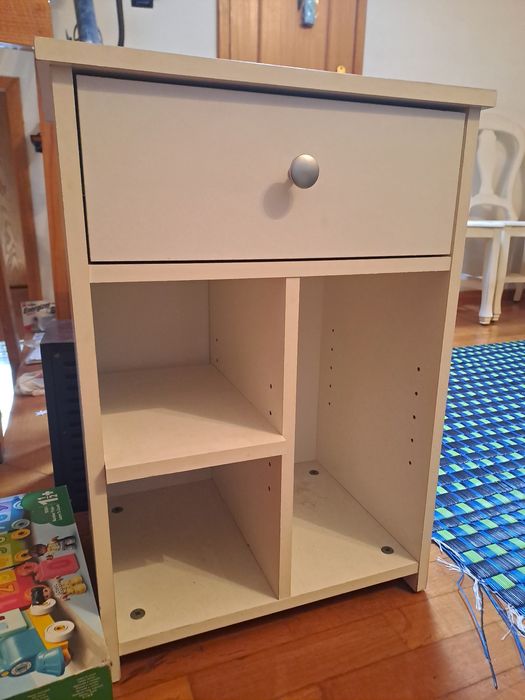 Móvel com gaveta / mesa de cabeceira