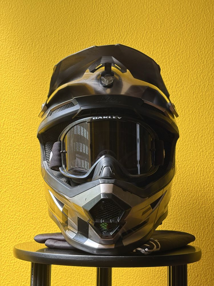 Capacete e óculos