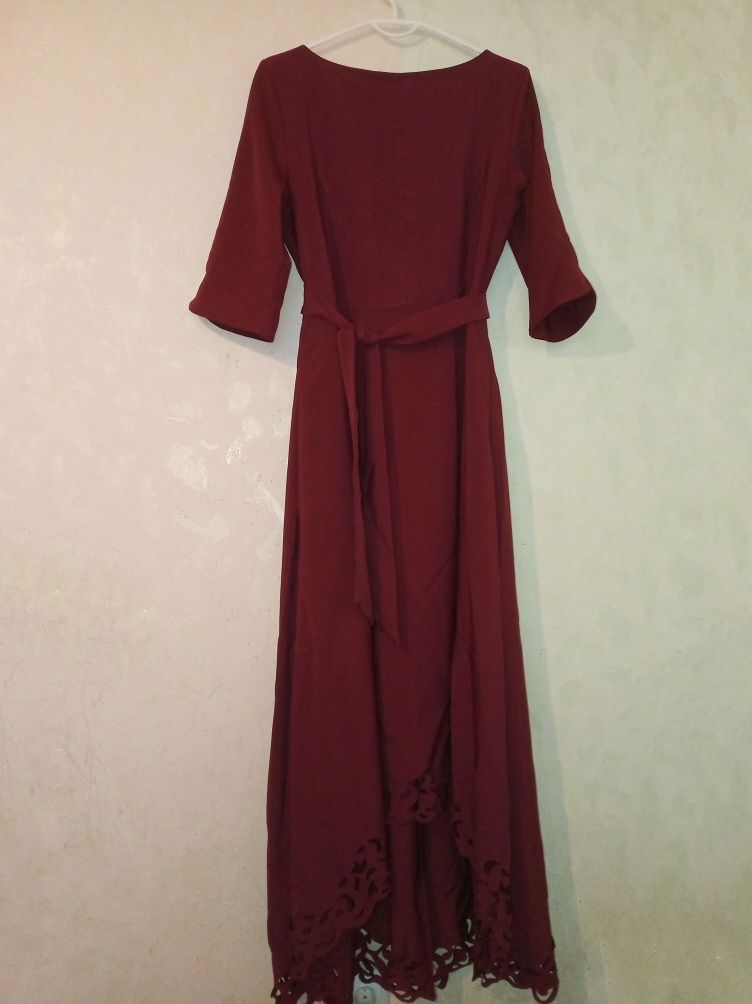 Бордовое платье с ажурным низом