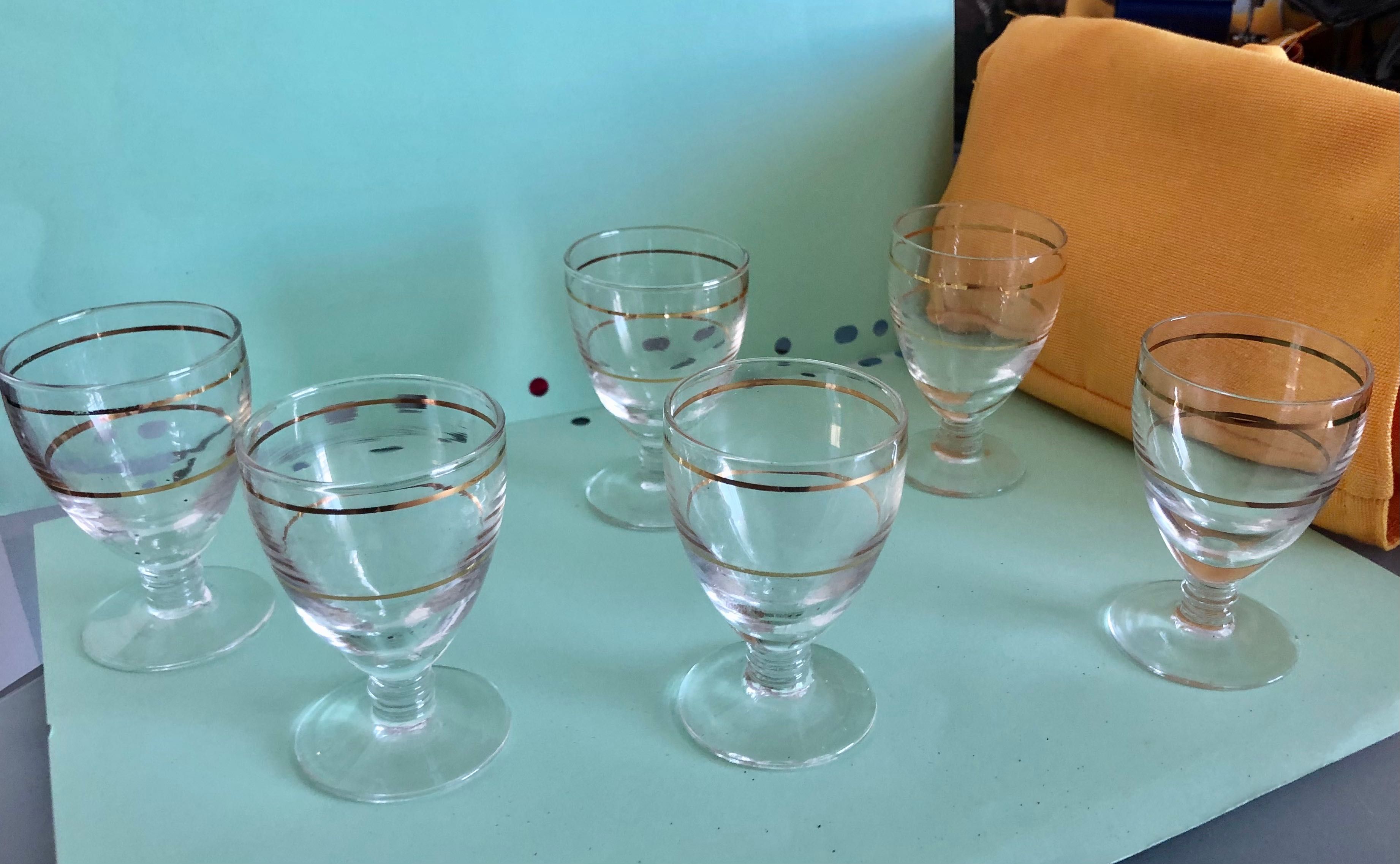 Elegantes cálices antigos para licor
