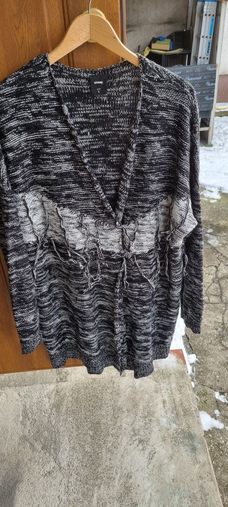 Kurtka damska ocieplana czarna z kapturem plus sweter
