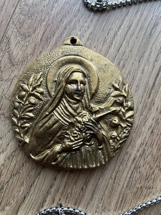 Dewocjonalia z łańcuszkiem i pudełkiem