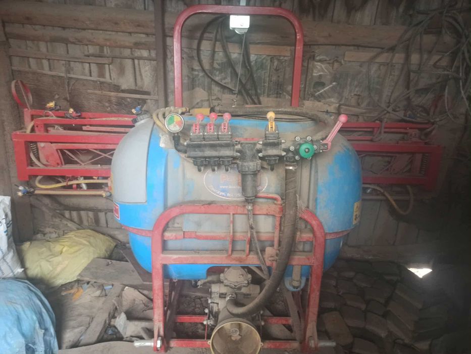 Sprzedam sprzęt rolniczy: opryskiwacz, rozrzutnik i ładowacz (cyklop)