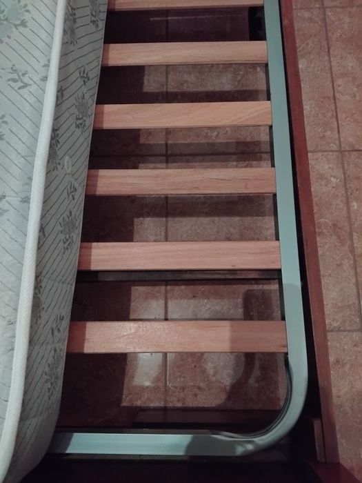 Cama  em madeira de cerejeira