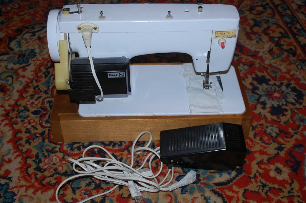 Нова швейна машинка з електроприводом Чайка 132М