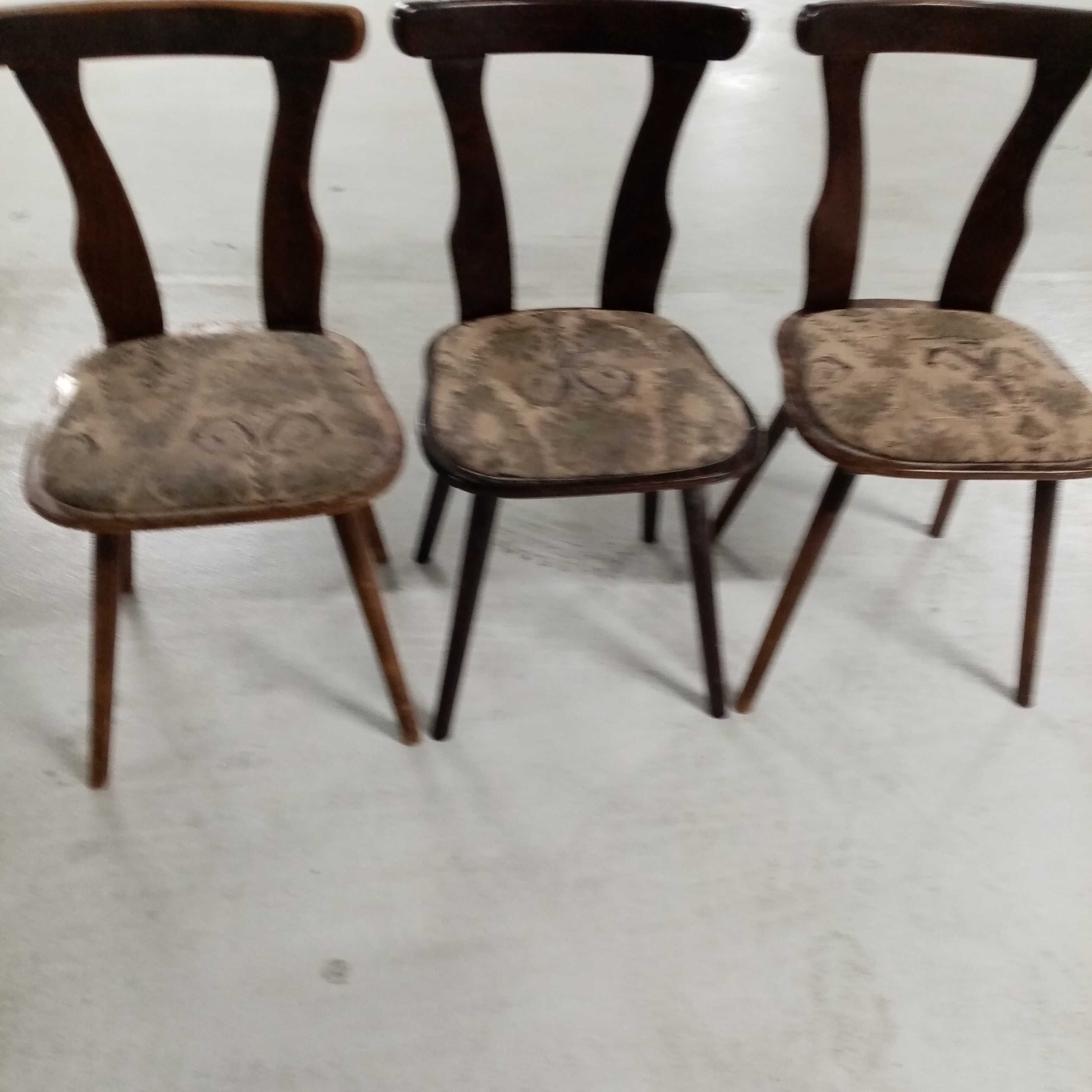 trzy krzesła drewniane okres powojenny