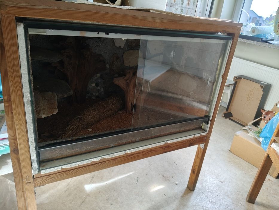 Sprzedam duże terrarium z drewnianą obudową