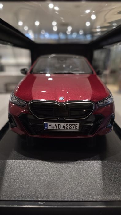 Miniatura 1:18 BMW i5 G60, oryginalna, nowa