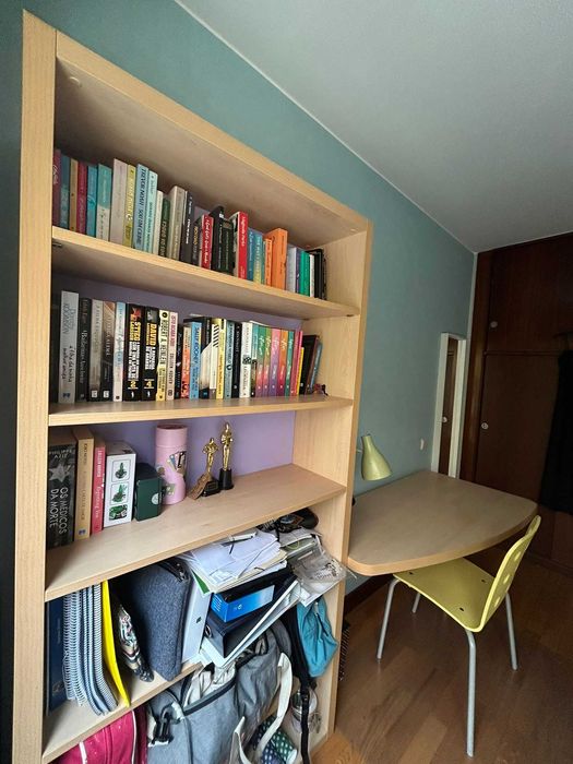 Estante com secretária integrada e cadeira incluída