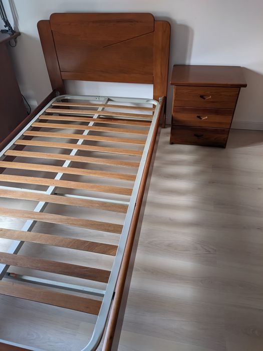 Cama solteiro + mesa de cabeceira