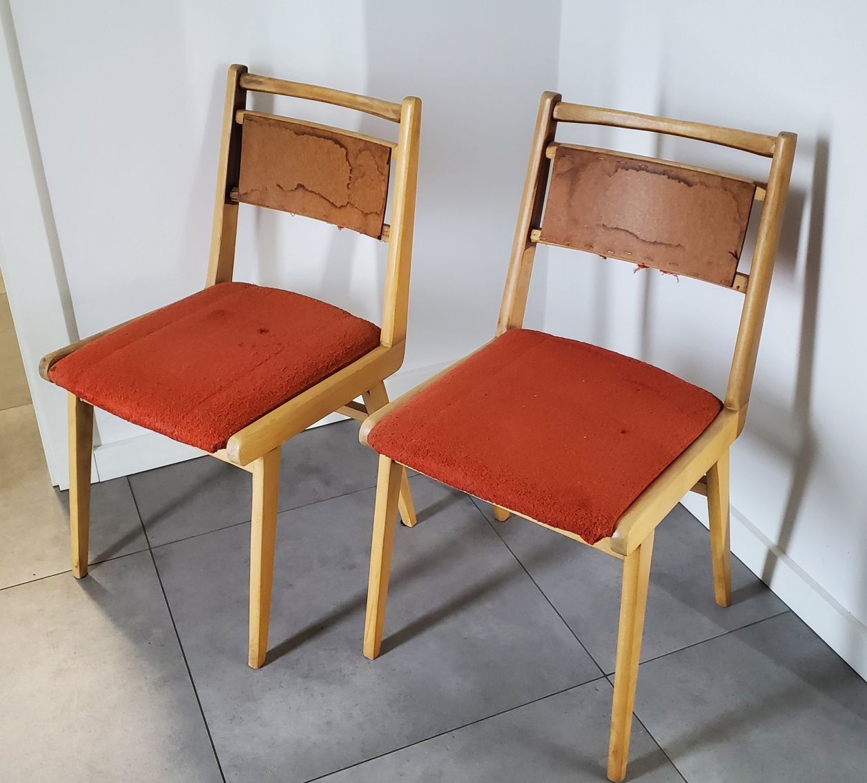 Dwa stare krzesła Jar