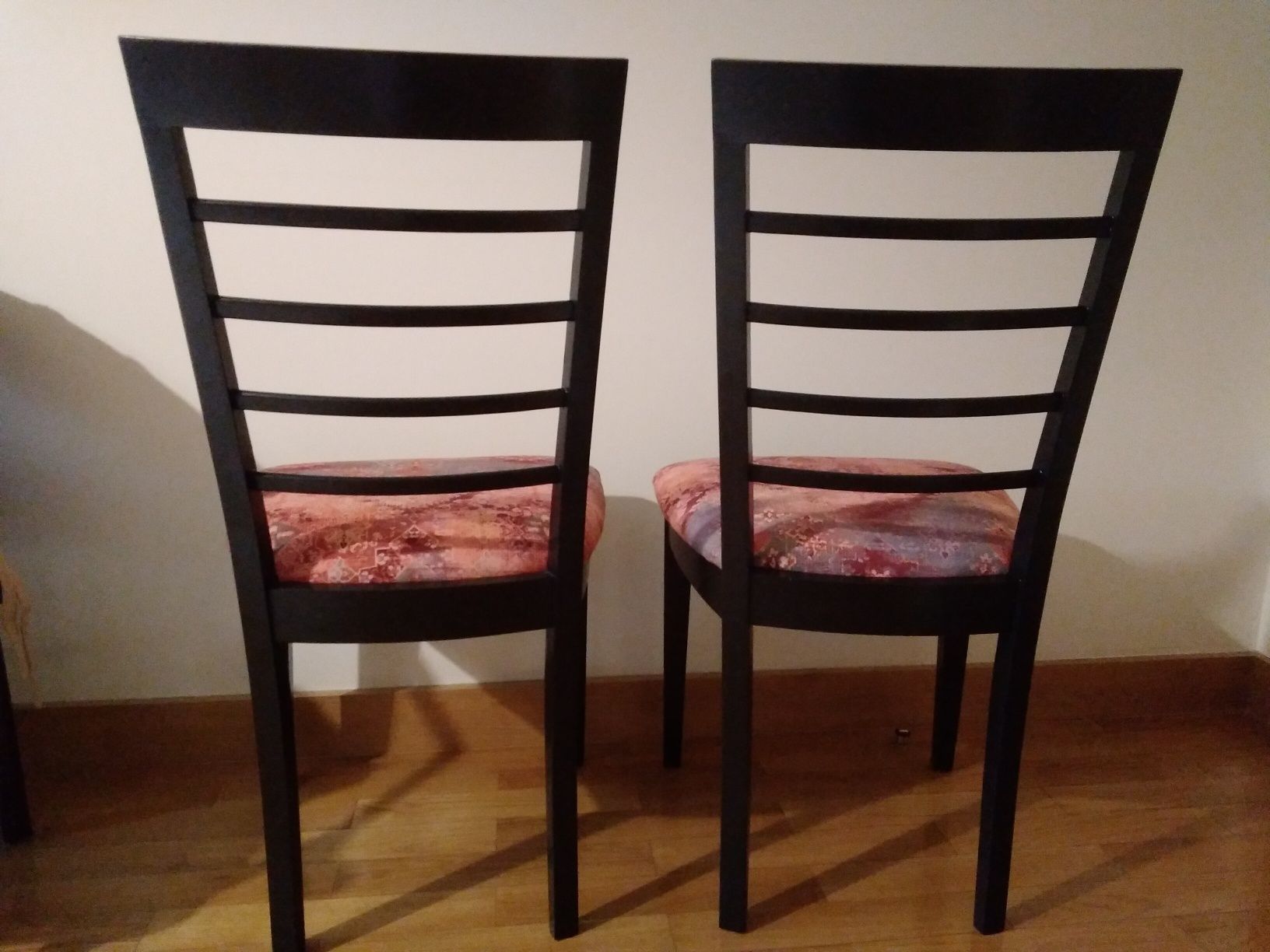 Duas cadeiras estofo de veludo