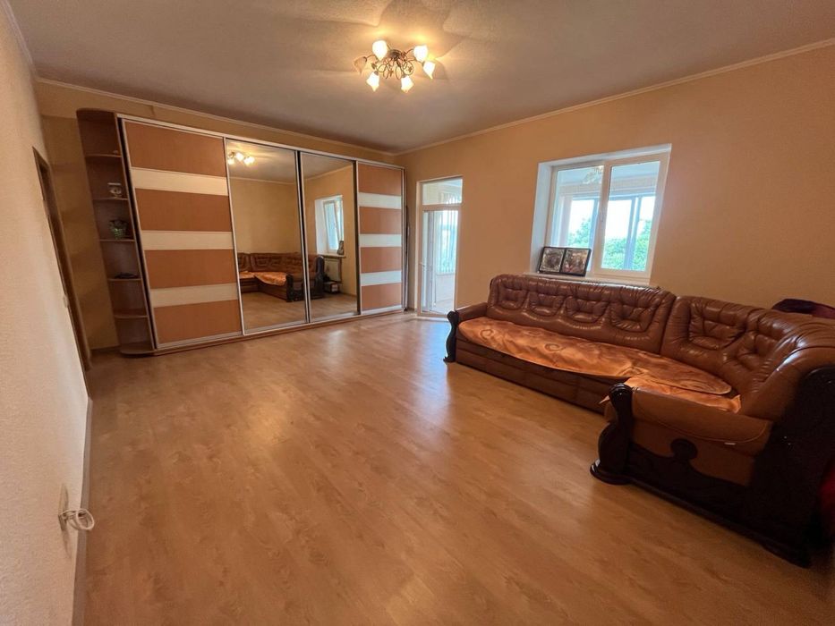 Рожни.Продам 2к квартиру 80м2 з облаштованим балконом.