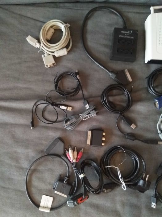 Zestaw kabli, przejściówek (vga, hdmi, usb, mini, euro), router itp
