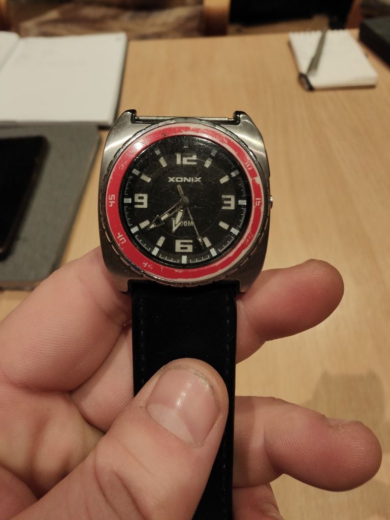 Zegarek Xonix z uszkodzonym paskiem