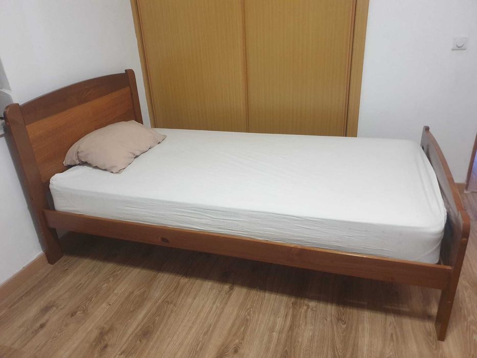 Cama solteiro em madeira, colchão impecável, excelente estado.