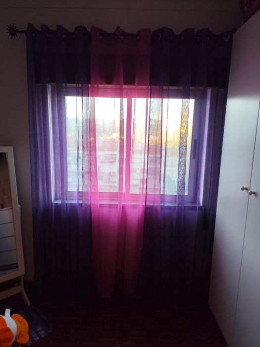 Cortinados lilás e rosa