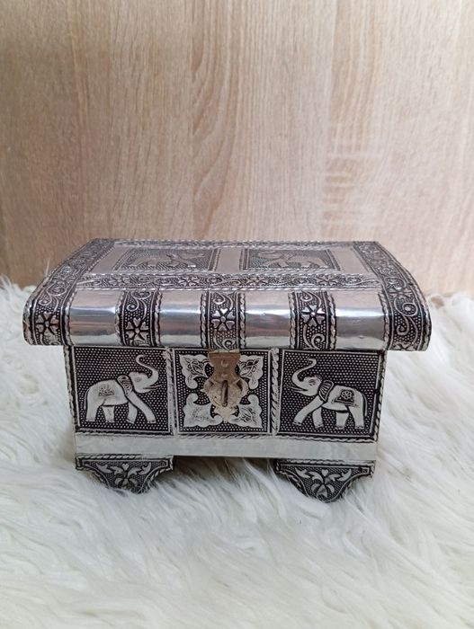 Metalowa szkatułka na biżuterię