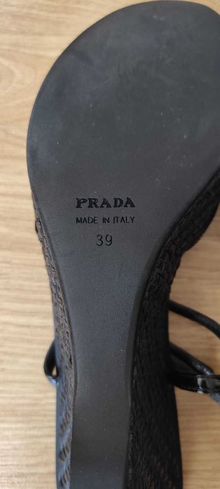 czarne buty Prada na koturnie