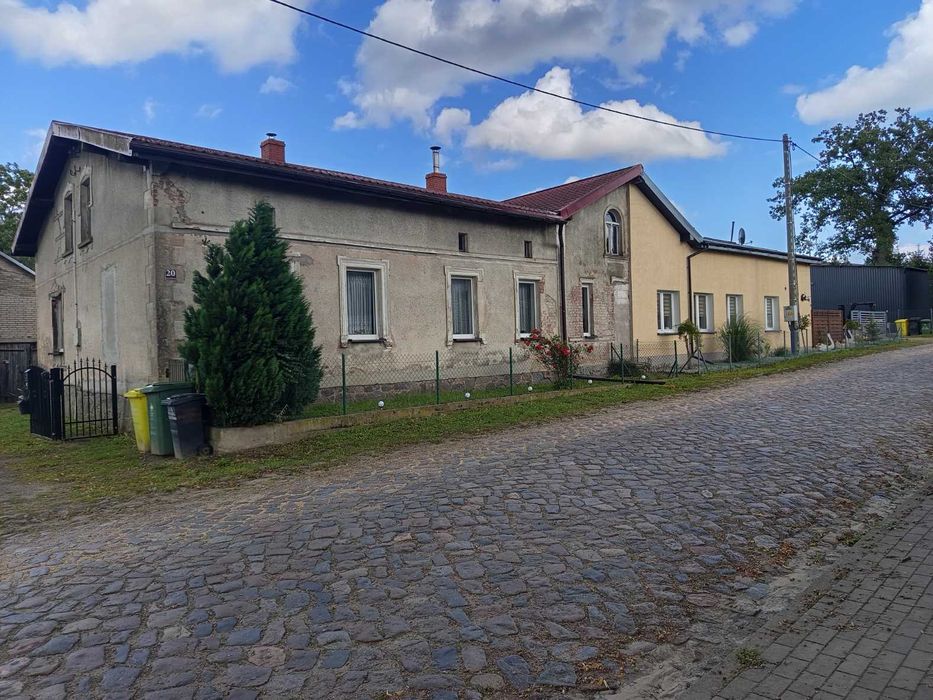 Dom na wsi z dużym podwórkiem i łąką