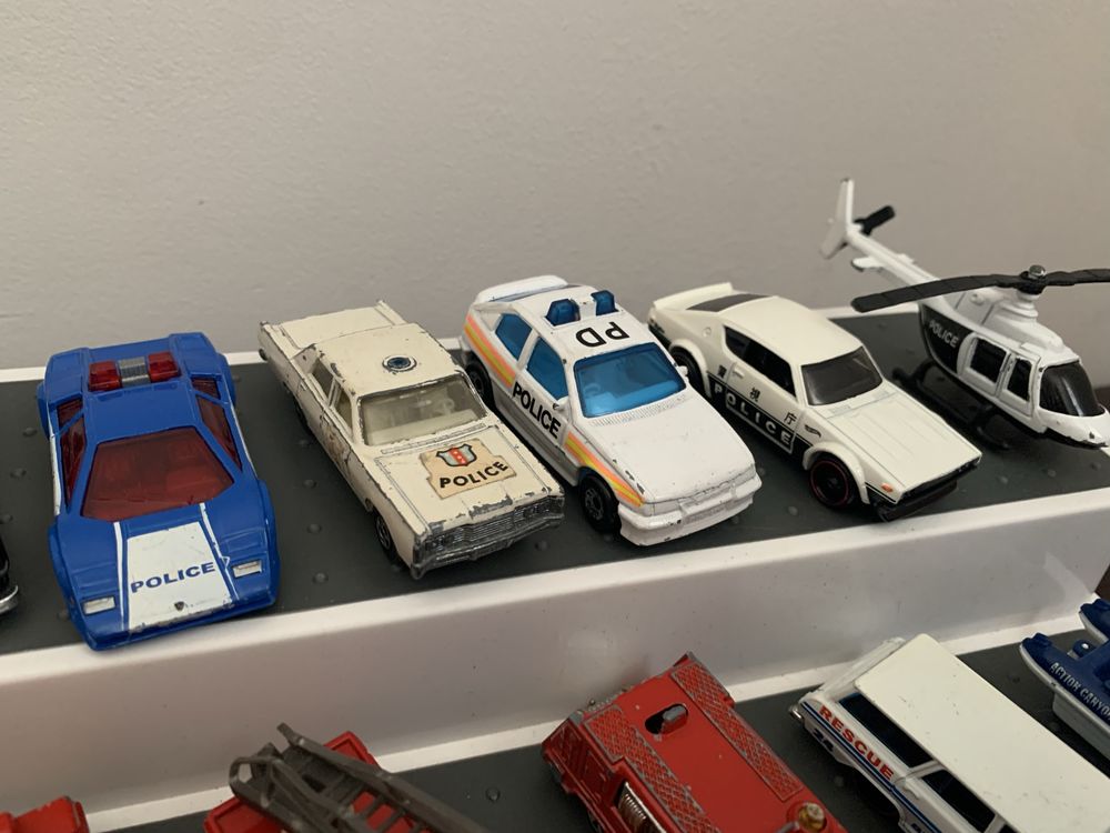 Lote de 21 carrinhos de emergência