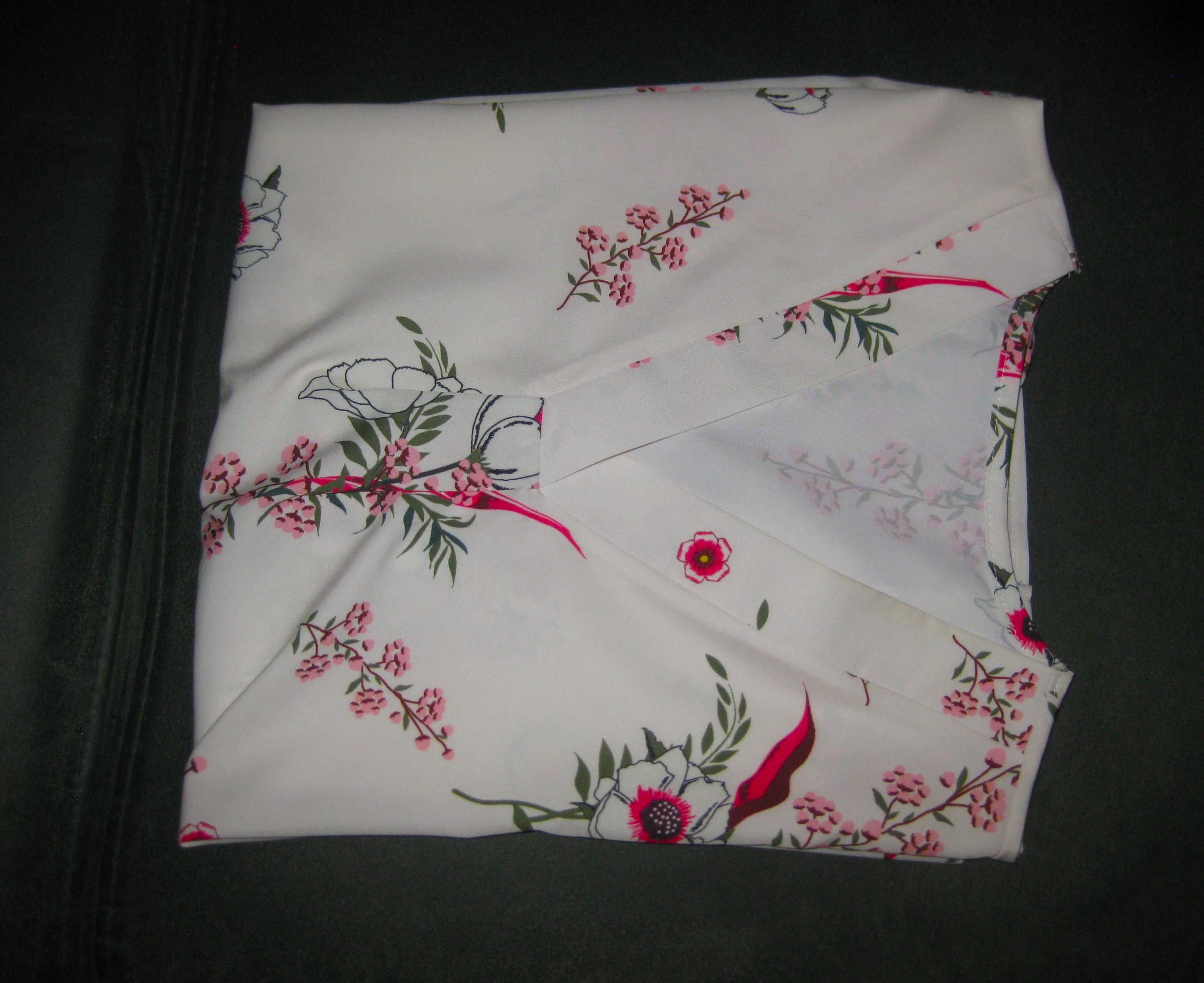 Blusa sem Mangas c/ Estampado Floral e Decote em V