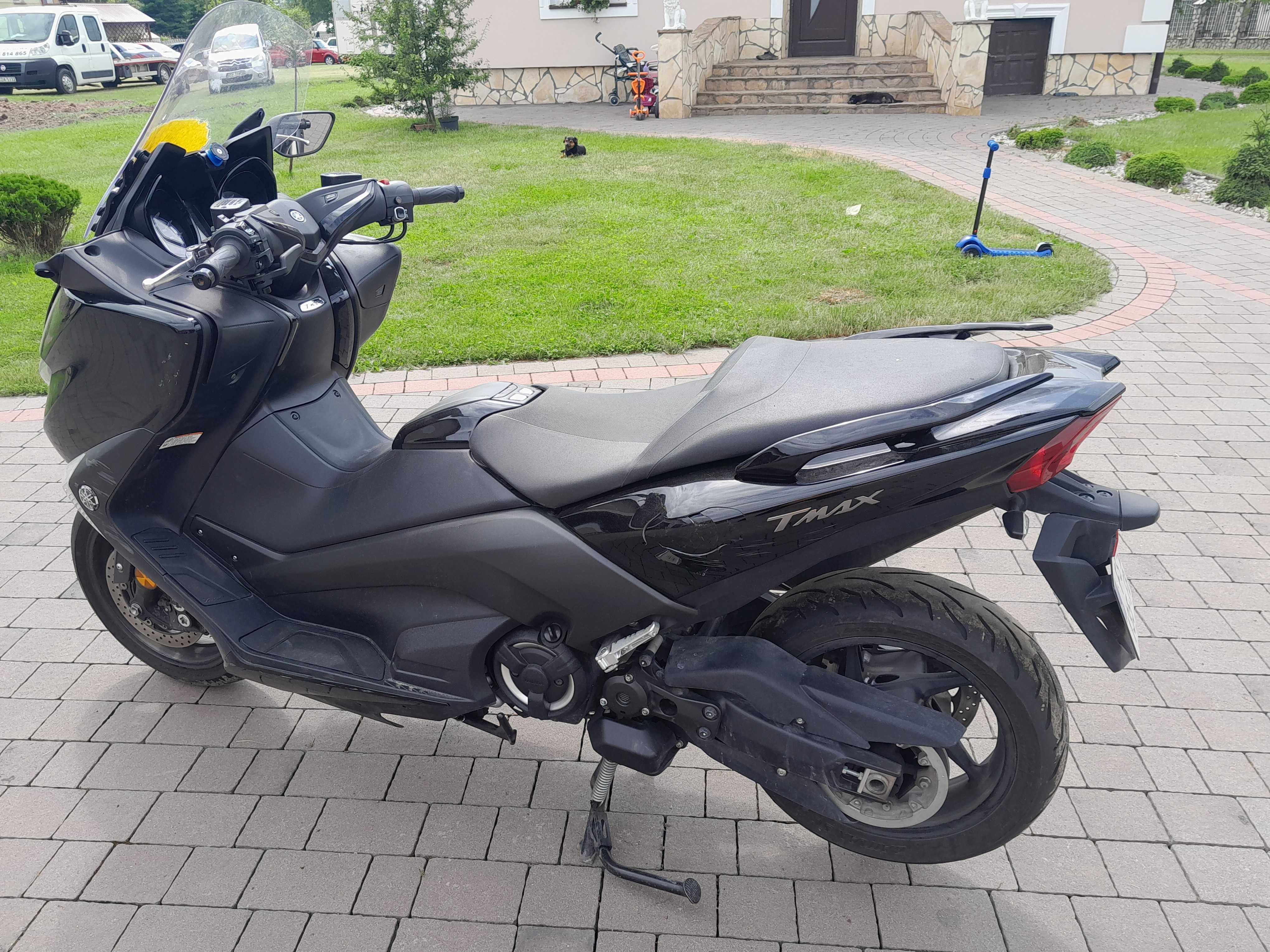 Yamaha T-max 530.